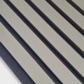 Panel scienny firmy wood-decor do zamontowania na ścianie i suficie.Panel scienny Smoke green.Panel ścienny zabezpieczony farbą wodną w kolorze NCS S 6010-G50Y